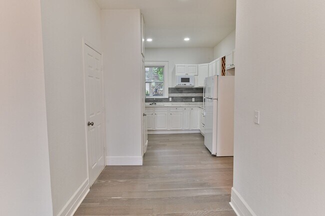 Building Photo - 4 Bedroom Single Family Home on Susquehann...