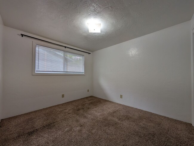 Building Photo - Great 2-Bedroom, 1.5 Bath Duplex in East Eugene!