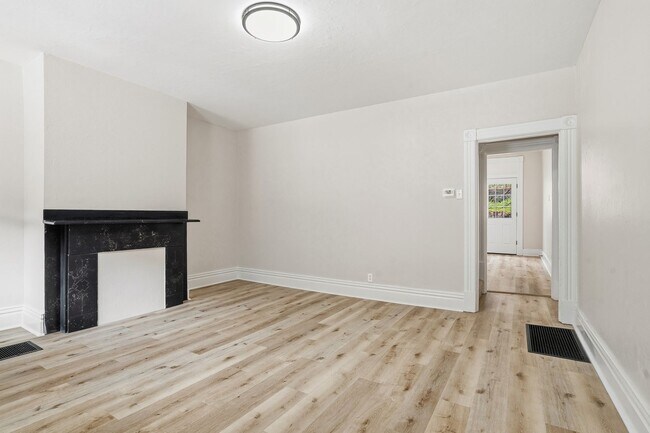 Building Photo - 3 bed 1 bath - completely updated, great location, central air, laundry