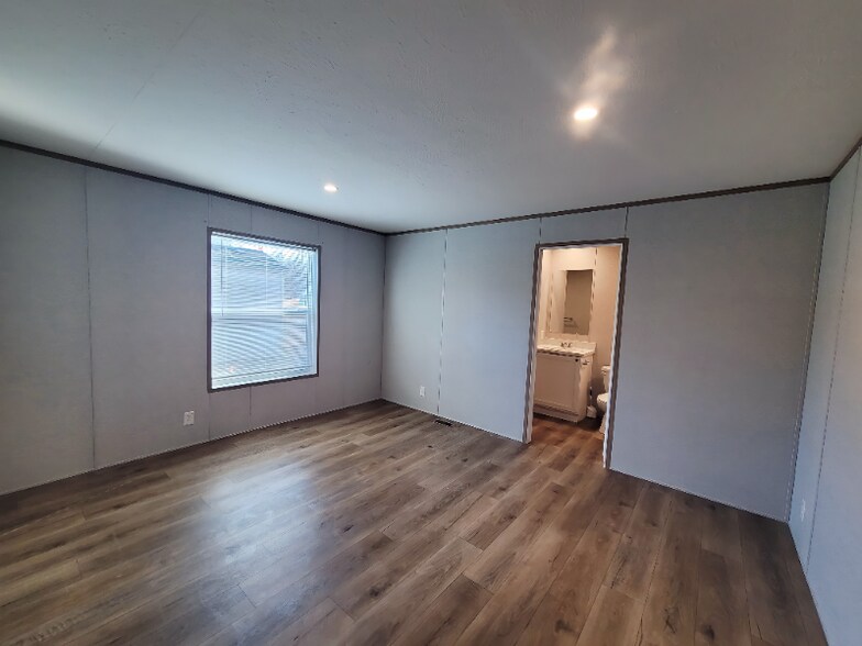 Building Photo - 87 Deerwood Park