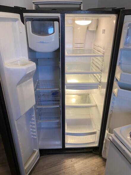 Building Photo - 732 N Victor Ave