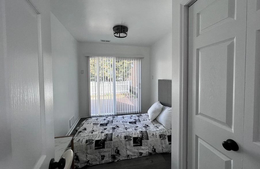 Building Photo - 4358 N Oak Park Ave