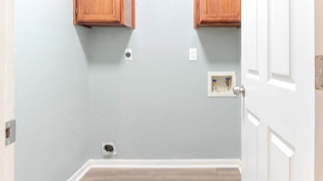 Building Photo - "Charming and Spacious 1,575 Sq Ft Home with 3-Bedroom Retreat with 2 Full Baths!"