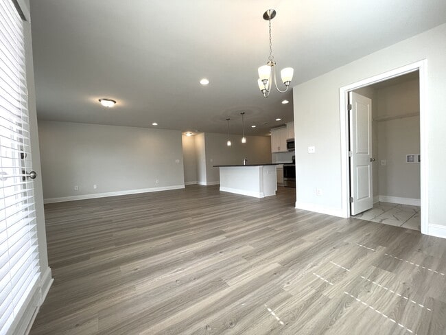 Building Photo - 12869 Tallulah Dr