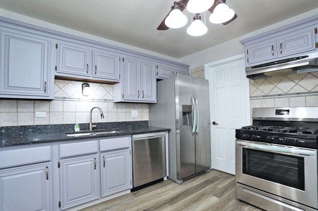 Building Photo - 236 Deerpath Ct