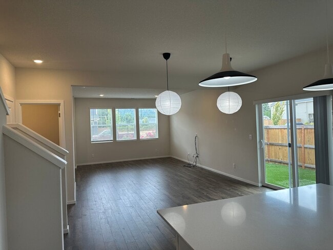 Building Photo - Newer 4 bedroom 2.5 bathroom house!