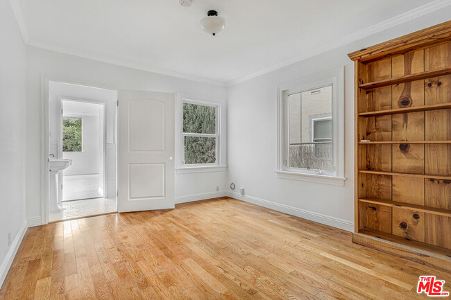 Building Photo - 409 N Kilkea Dr