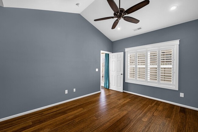 Building Photo - 3 Bedroom, 2 1/2 Bathroom End Unit Townhome in Greensboro