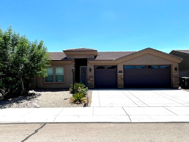 Building Photo - Beautiful 3 Bedroom Home in Central Kingman!
