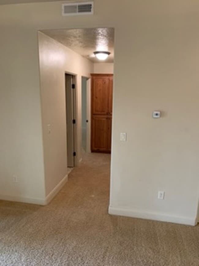 Building Photo - Beautiful 3 bedroom 2.5 bathroom townhome ...