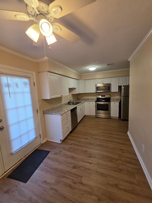 Building Photo - 3 BR 1.5 Bath Townhome located off Cedar road