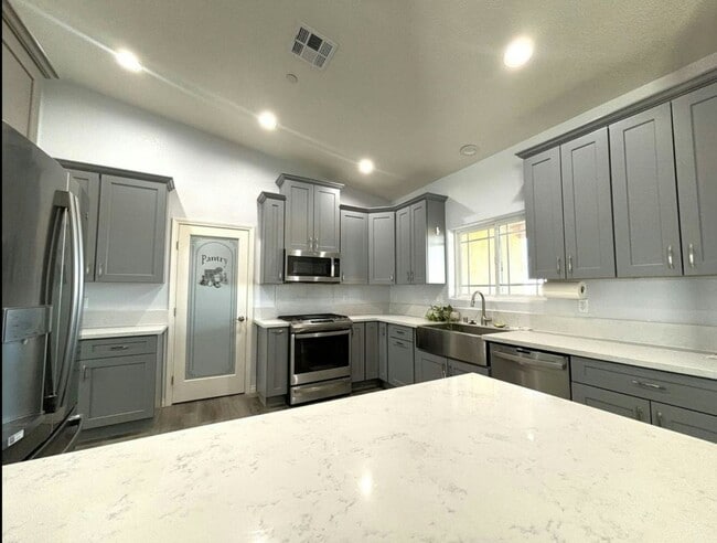 Building Photo - 9875 Magnolia Ave