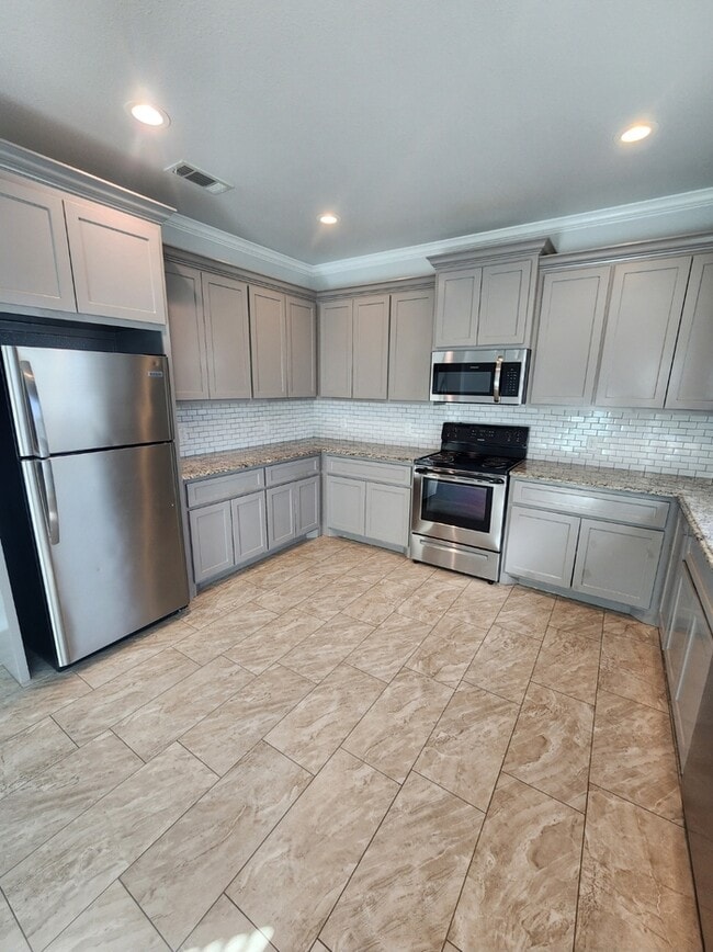 Building Photo - 3 bed 2 bath with 1 car garage