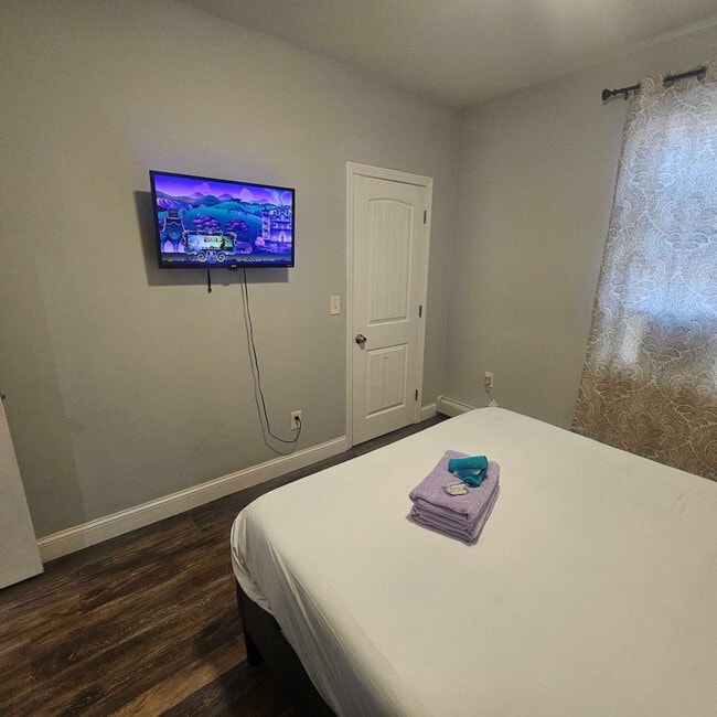 Building Photo - 378 Admiral St