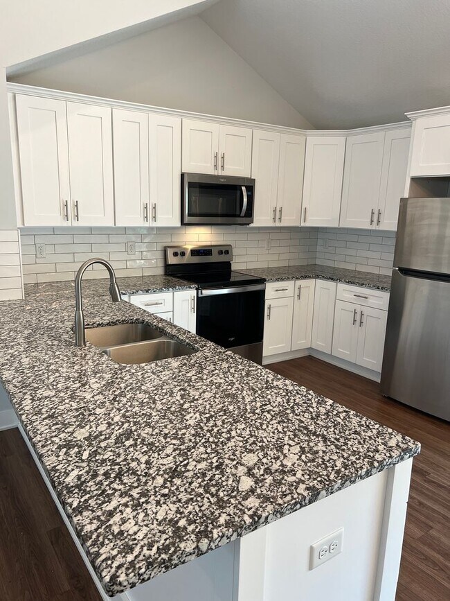 Building Photo - NEW PRICE!!!  Don't miss out.