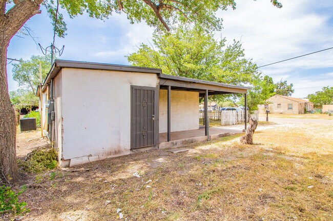 Building Photo - 305 E Lubbock St