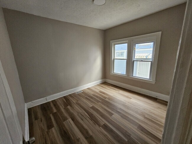 Building Photo - 942 Eddy Rd