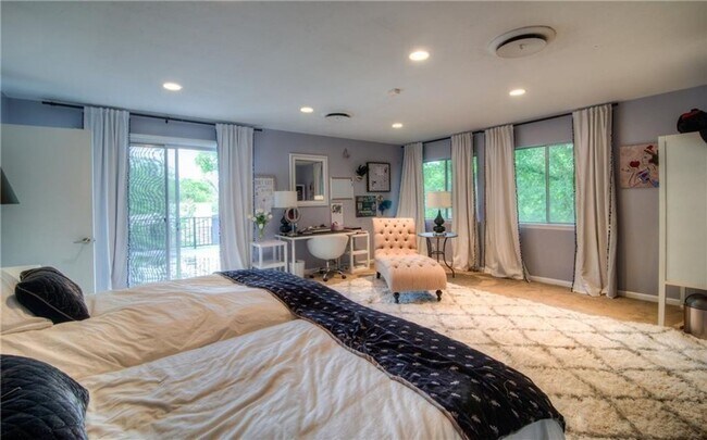 Building Photo - Tarrytown STUNNER!!!