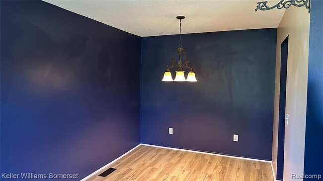 Building Photo - 685 E Fox Hills Dr