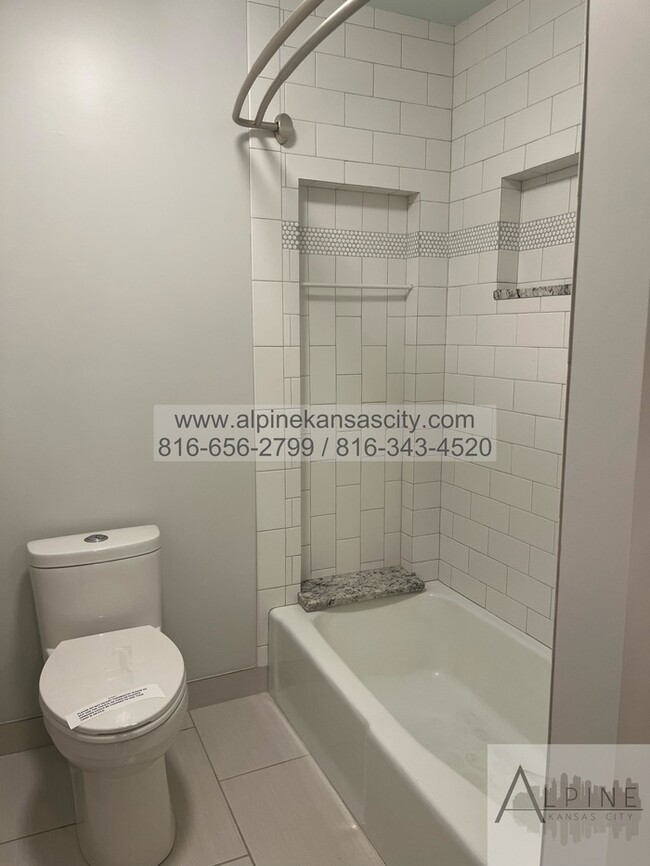 Building Photo - Spacious Parkville Ranch