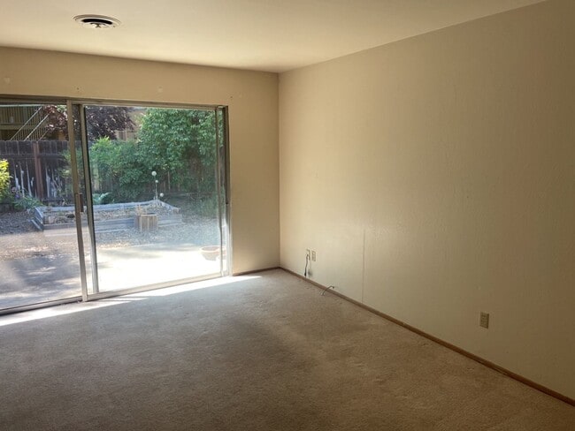 Building Photo - 605 Radcliffe Dr