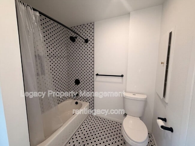 Building Photo - 1249 Davis Ave