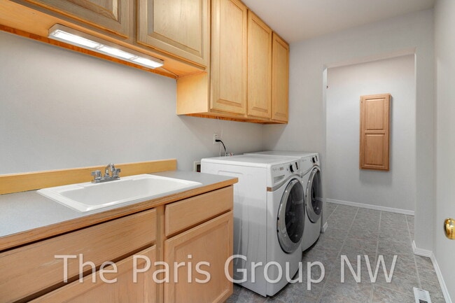 Building Photo - Extraordinary 3463sf Newcastle Home * Amazing Outdoor Spaces * A/C