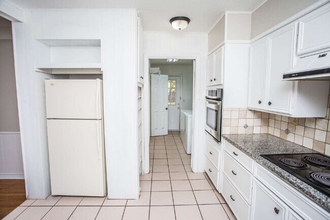 Building Photo - "Spacious 5-Bed Oasis with Granite Elegance & Hardwood Charm in Lubbock!"