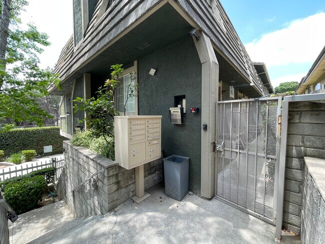 Building Photo - 379 N Mentor Ave