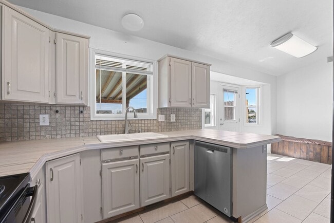 Building Photo - 5 Bed 3 Bath Home in Rigby