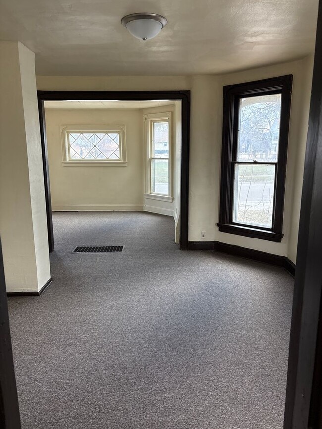 Building Photo - SPACIOUS 4 BEDROOM HOME READY TO WELCOME YOU