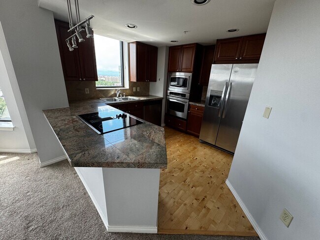 Building Photo - Penterra Plaza Condo with Amazing Panorami...