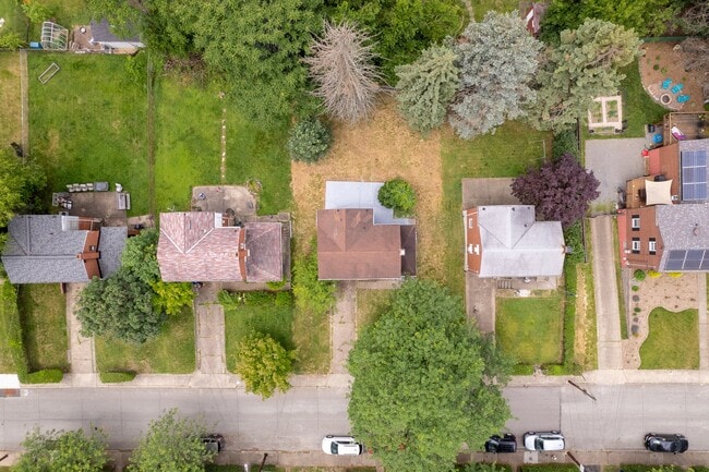 Building Photo - 947 Brintell St