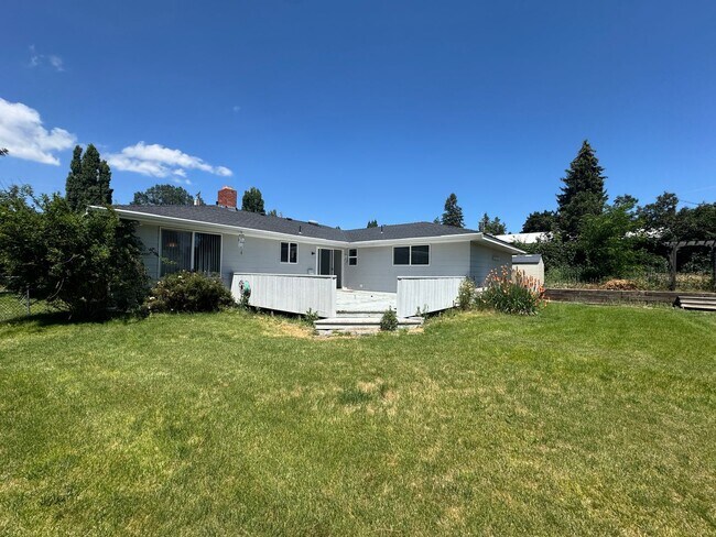 Building Photo - 3 bed 2 bath house with attached garage an...