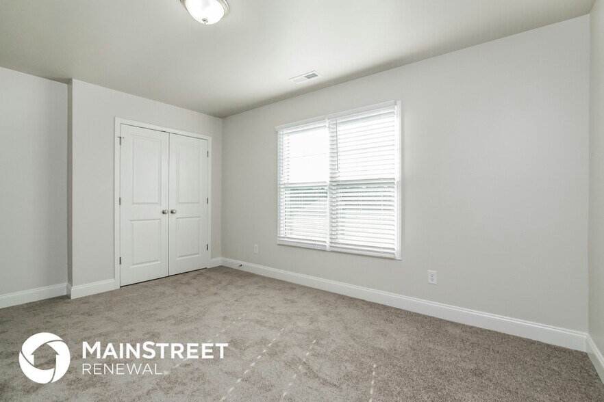 Building Photo - 187 Day Lily St