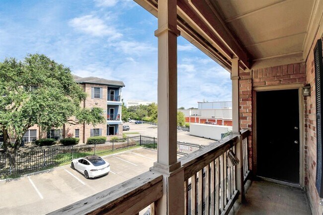 Building Photo - 2255 Braeswood Park Dr