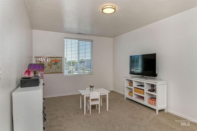 Building Photo - Large 5 Bedroom 3 Bath Home in Meridian _ Dog Friendly!