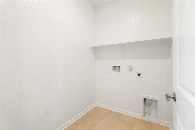 Building Photo - 204 Grn Knl Ln