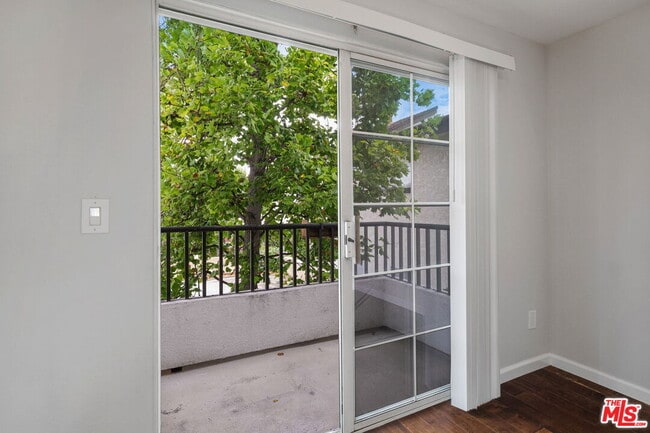 Building Photo - 10627 Moorpark St