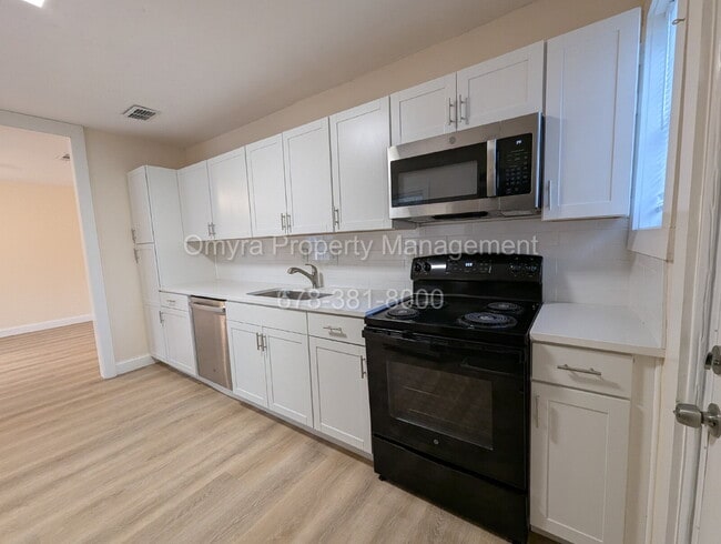 Building Photo - Charming 2 Bedroom Duplex Unit in Atlanta!