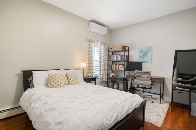 Building Photo - 596 E 2nd St