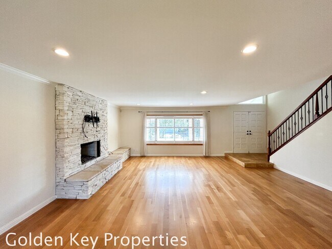 Building Photo - Welcome to this stunning 4-bedroom, 2.5-ba...