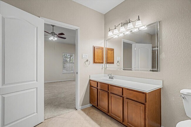 Building Photo - 623 W Newport Bend