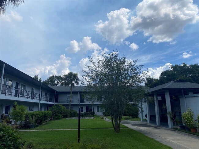 Building Photo - 825 N Primrose Dr