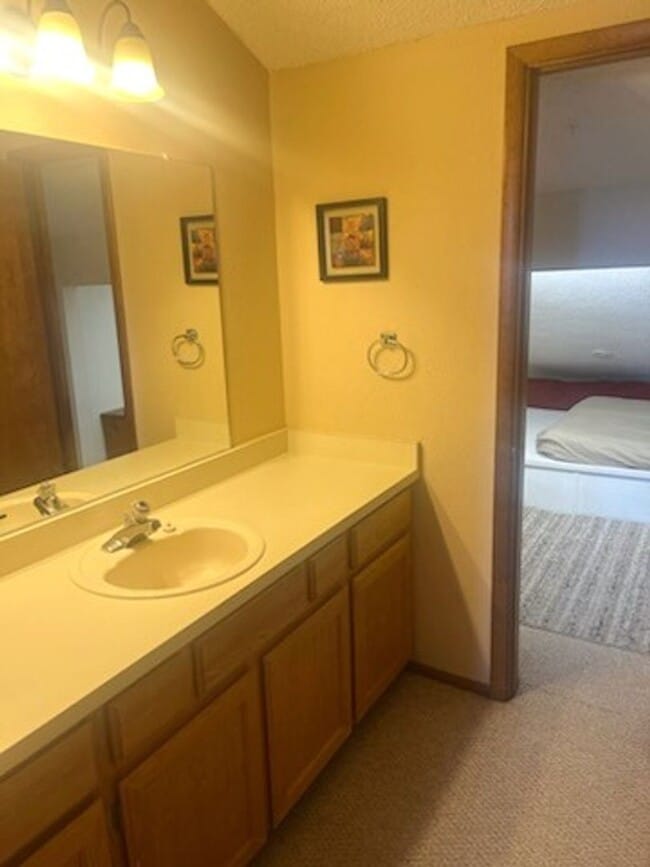 Building Photo - FOR RENT – LAKE HATCHER TOWNHOUSE CONDO
