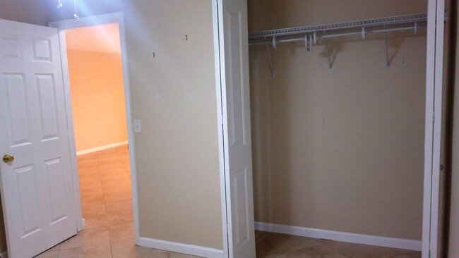 Building Photo - 531 W Kalmia Dr