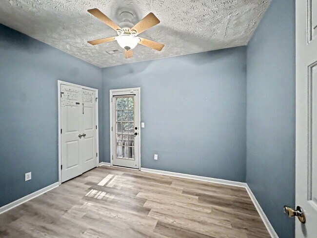 Building Photo - 7701 Redwood Ave