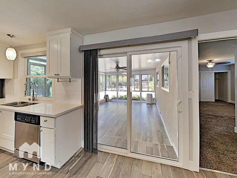 Building Photo - 2428 Drayton Dr