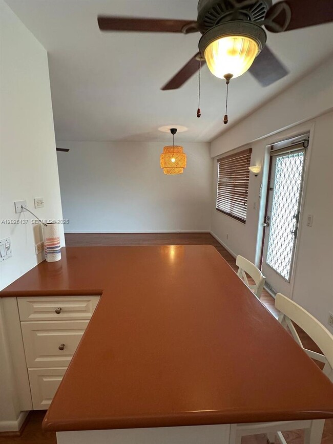 Building Photo - 449 Fanshaw K