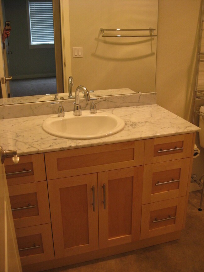 Building Photo - 2 Bedroom Kenmore Condo with Charming Details